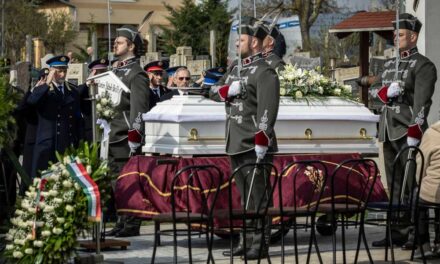 „Bálint bátor lélek volt, aki akkor is lépett, amikor veszélyes volt” – hófehér koporsóban temették el a szolgálat közben elgázolt rendőrt
