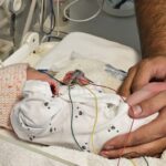 Balhé a pécsi klinikán: torkon ragadta és ajtóba verte egy pécsi doktornő fejét a nagymama