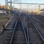 Áramütés a vasúti kocsi tetején: egy budapesti kórházban küzdenek a 18 éves diák életéért, a fiú egy autókat szállító vagon tetejére mászott fel