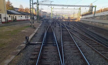 Áramütés a vasúti kocsi tetején: egy budapesti kórházban küzdenek a 18 éves diák életéért, a fiú egy autókat szállító vagon tetejére mászott fel