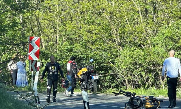 Erdőbe repült a motoros a bajnai szerpentinen: Drámai pillanatok a hírhedt kanyarvadászaton