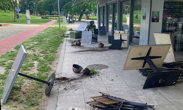 Tört-zúzott egy ámokfutó az egyik budapesti étterem teraszán, pszichiátriai vitték a rendőrök