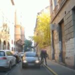 Baltával esett a motoros futárnak egy autós Újbudán – videón a férfi elfogása