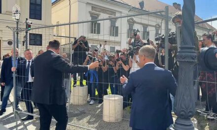 Lebontotta a Karmelita előtti kordont Magyar Péter, megnyitják az épületet a nagyközönség előtt
