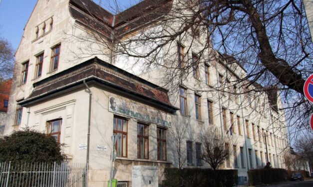 Botrány az óbudai egyházi gimiben: különböző „szolgáltatásokért” cserében segítséget ígért a matekérettségin a diáklányoknak a tanár