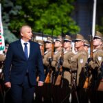 Katonai tiszteletadással fogadták Ruszin-Szendi Romuluszt a Honvédelmi Minisztériumban – videón a miniszter bevonulása