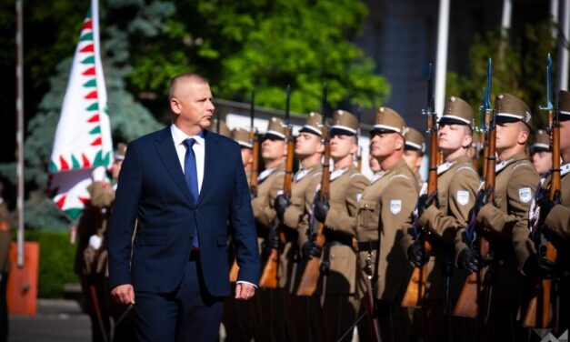 Katonai tiszteletadással fogadták Ruszin-Szendi Romuluszt a Honvédelmi Minisztériumban – videón a miniszter bevonulása