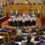 A tiszás képviselők sírtak, a Mi Hazánk kivonult az alakuló ülésről, amikor a mélyszegénységben élő gyermekek előadták a cigányhimnuszt – videó a cikkben
