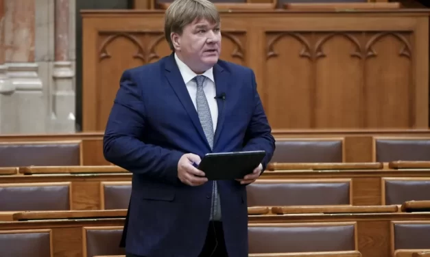 Már a horgász szövetség is szabadulna a Fidesz bukott képviselőjétől, Szűcs Lajostól