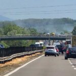 Lángokban áll egy szalmabálákat szállító kamion az M3-ason, lezárták az autópályát