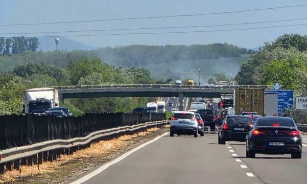 Lángokban áll egy szalmabálákat szállító kamion az M3-ason, lezárták az autópályát