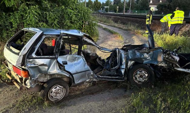 Tragédia Sülysápon: vonattal ütközött egy autó, hárman a helyszínen meghaltak