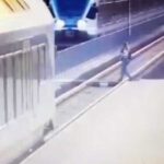 Videón, ahogyan elgázolja a vonat a 22 éves lányt a budapesti vasútállomáson