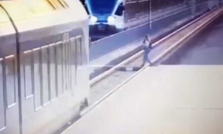 Videón, ahogyan elgázolja a vonat a 22 éves lányt a budapesti vasútállomáson