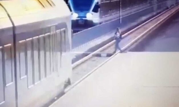 Videón, ahogyan elgázolja a vonat a 22 éves lányt a budapesti vasútállomáson