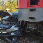 Vonatbaleset Üllőnél: a tiltó jelzés ellenére hajtott a sínekre egy autós – megrázó helyszíni fotók