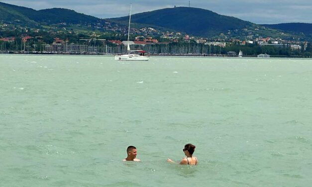 Egy fejbe lőtt férfi holttestét találták meg a Balatonba, a rendőrség nyomozást indított