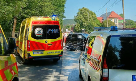 Meghalt a motoros, aki Nagykovácsiban ütközött egy autóval: a baleset miatt 5 órára teljesen megbénult a zsákfalu közlekedése