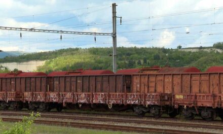 Újabb tragédia a síneken: életveszélyes áramütést érte a vonat tetejére felmászó 11 éves kisfiút