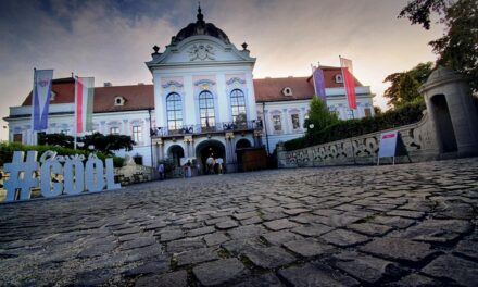 Politikai nagyüzem Gödöllőn: a Visegrádi Négyek csúcstalálkozója miatt forgalmi változások és parkolási tilalom lépett érvénybe
