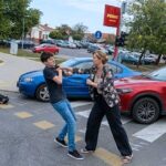 Döbbenet Mátészalkán: Mindenki szeme láttára az út közepén akarta felpofozni a piros Mazdás, dühös nő a fiatal férfit