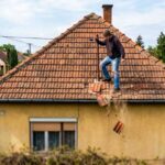 Pókembernek hitte magát és a háztetőkön ugrált a drogos férfi Törökbálinton, óriási kárt okozott