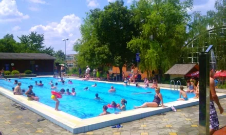Belefulladt a medencébe egy 5 éves fiú az újhegyi strandon, vádat emeltek a két úszómester ellen
