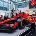 Budapestre érkezett a Ferrari életnagyságú Lego F1-es versenyautója: Közel 400 ezer kockából építették a guruló monstrumot