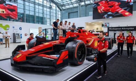 Budapestre érkezett a Ferrari életnagyságú Lego F1-es versenyautója: Közel 400 ezer kockából építették a guruló monstrumot