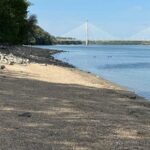 Figyelmeztetést adott ki a Vízművek: Tilos és életveszélyes a Duna szárazon maradt medrében sétálni
