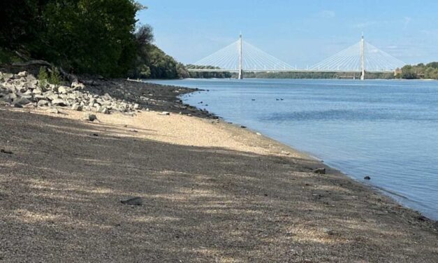 Figyelmeztetést adott ki a Vízművek: Tilos és életveszélyes a Duna szárazon maradt medrében sétálni