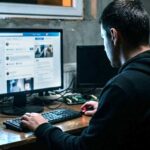 Ágaprítóval és hamvasztással fenyegettett egy nőt a Facebookon és a TikTokon a törökbálinti férfi – Vádat emeltek az internetes agresszor ellen