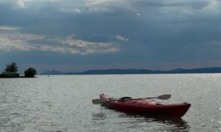 Eltűnt a Balaton közepén egy férfi Balatonszepezdnél, csak az üres kajakot találták meg a vizimentők: nagy erőkkel kuatnak utána – fotó a cikkben