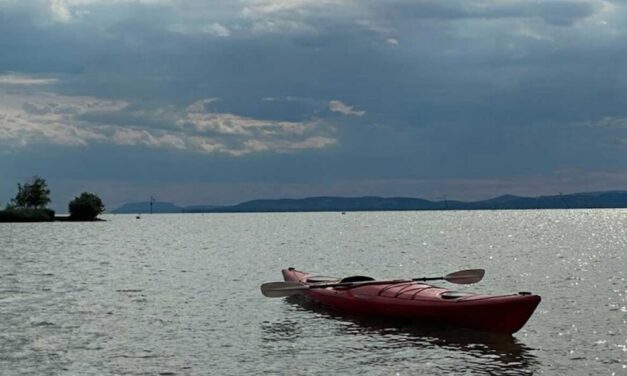 Eltűnt a Balaton közepén egy férfi Balatonszepezdnél, csak az üres kajakot találták meg a vizimentők: nagy erőkkel kuatnak utána – fotó a cikkben