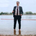 Karácsony Gergely nekivetkőzött a Dunában: Szerdán megnyílt a 11. kerületban az Árasztó-parti szabadstrand
