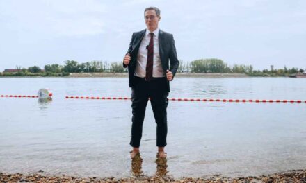Karácsony Gergely nekivetkőzött a Dunában: Szerdán megnyílt a 11. kerületban az Árasztó-parti szabadstrand