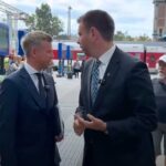 Leköpték Magyar Péter miniszterelnököt a Nyugatiban, hol voltak a testőrök? VIDEÓ