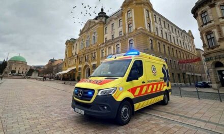 Ájulásig vertek egy ittas férfit a mentősök Pécsen, vádat emeltek az ápolók ellen