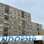 Hajánál fogvan vonszolta a tízemeletes ház tetejére, majd le akarta lökni volt élettársát egy miskolci férfi – a szomszédok akadályozták meg a brutális gyilkosságot