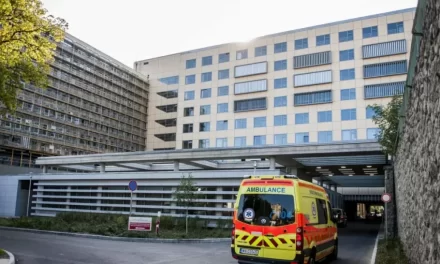„Nehéz szavakba önteni, hogy mennyire fagytunk le a felvételeket látva” – felajánlotta lemondását a pécsi sürgősségi osztály vezetője, miután kollégái ájultra vertek egy férfit, megszólalt a miniszter