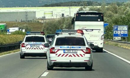 Két motoros és egy autó ütközött az M1-esen Óbaroknál, lezárták az autópályát