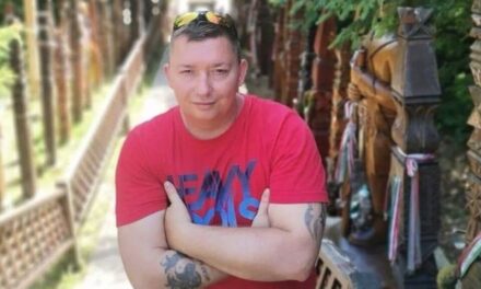 Előállították a rendőrök a megafonos Szakács Istvánt, aki még az azóta elhunyt, súlyos betegséggel küzdő Karsai Dánielbe is beleszállt