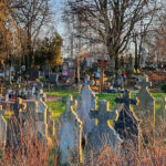 Horror az ökörítófülpösi temetőben: saját lánya áshatta ki az elhunyt édesapa urnáját a túlvilági útra szánt készpénzért és egy értékes óráért