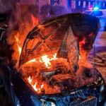 Bosszú Gödöllőn: Felgyújtotta a rendőrség előtt parkoló rendőr autóját a férfi, nagy lángokkal teljesen kiégett a kocsi