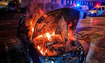 Bosszú Gödöllőn: Felgyújtotta a rendőrség előtt parkoló rendőr autóját a férfi, nagy lángokkal teljesen kiégett a kocsi