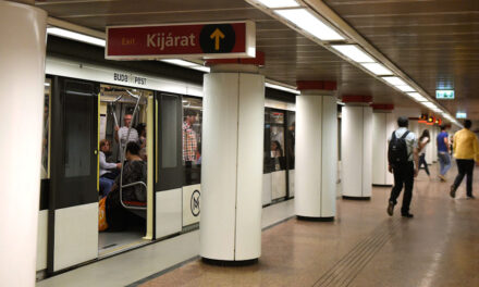 Őrizetbe vették a férfit, aki távoltartási végzés ellenére fojtogatta volt barátnőjét a budapesti metrómegállóban