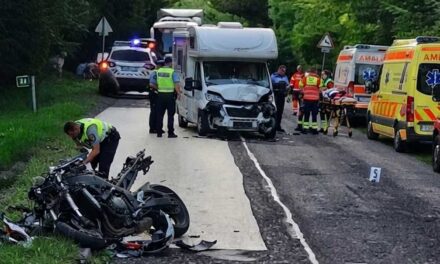 „A motorból nagyjából semmi nem maradt” – szörnyeghalt egy testvérpár Vajszlónál, miután motorjukkal egy lakókocsival ütköztek, a szemtanú szerint az áldozatok nem viseltek védőruhát