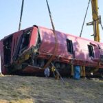 Elaludhatott az M3-ason balesetet szenvedett busz sofőrje: 12-en meghaltak, 10 sérült állapota kritikus