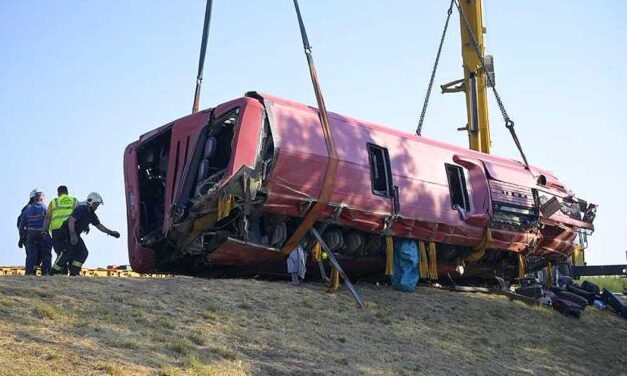 Elaludhatott az M3-ason balesetet szenvedett busz sofőrje: 12-en meghaltak, 10 sérült állapota kritikus