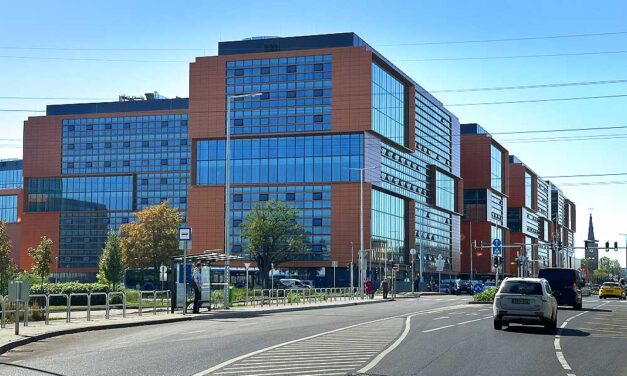 500 milliós adót kap a nyakába a Bosnyák téri gigaépület tulajdonosa Zuglótól – Bayer Constructnak sokba fog kerülni a bukott állami gigaüzlet